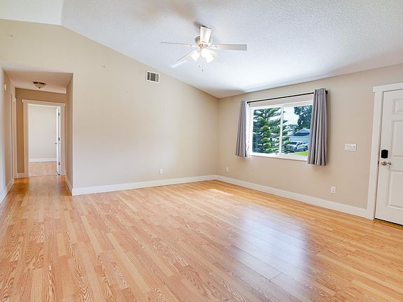 4th image of 943 SW John Maccormack Terrace