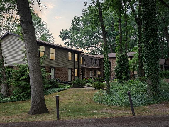2nd image of 2587 Chatham Woods Dr SE