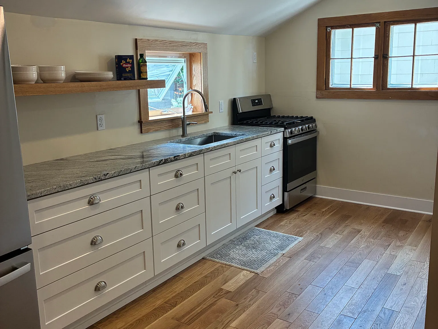 3 bed, 950 sqft, $2,200 — Photo 2