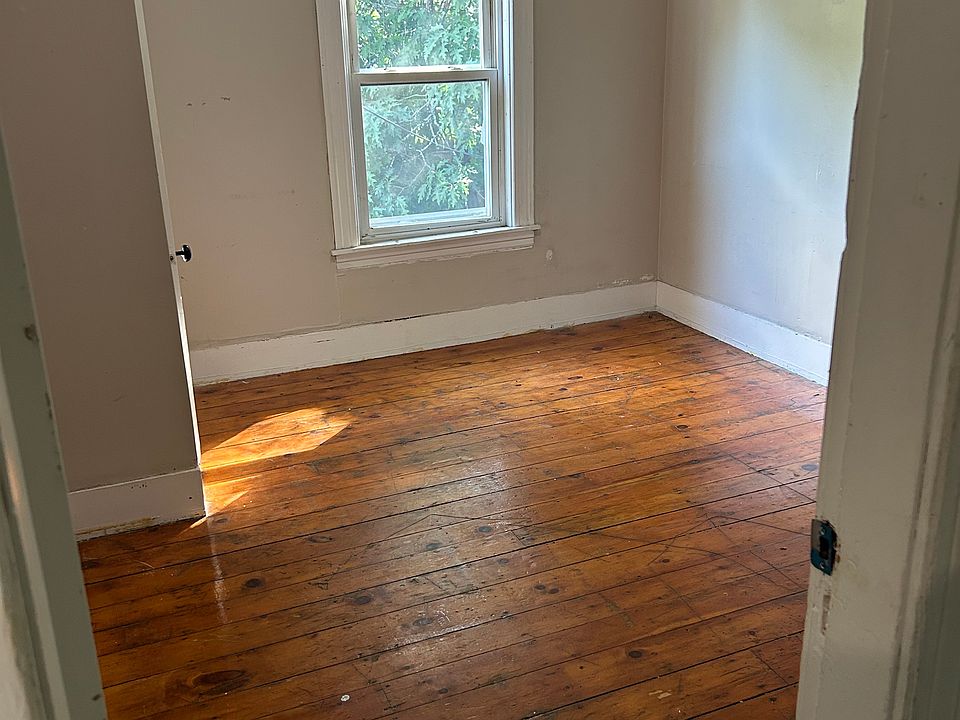 1st image of 8 Albert St APT 2