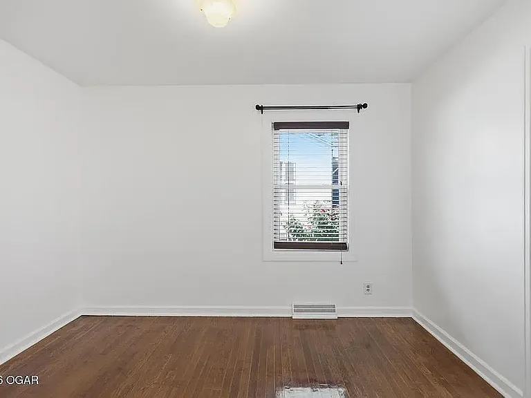 2726 E 13th St — Photo 15