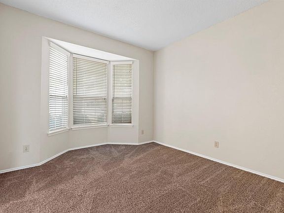 4th image of 4333 Fairmont Dr