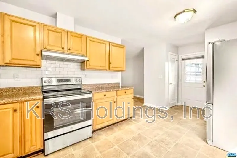 3 bed, 1.0 bath, 1000 sqft, $2,395 — Photo 2