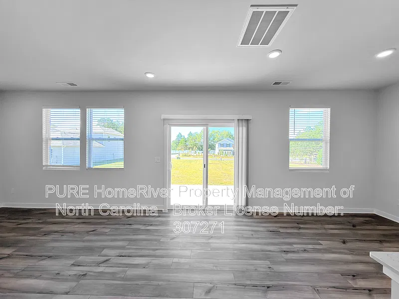 4 bed, 2.5 bath, 2097 sqft, $2,295 — Photo 4