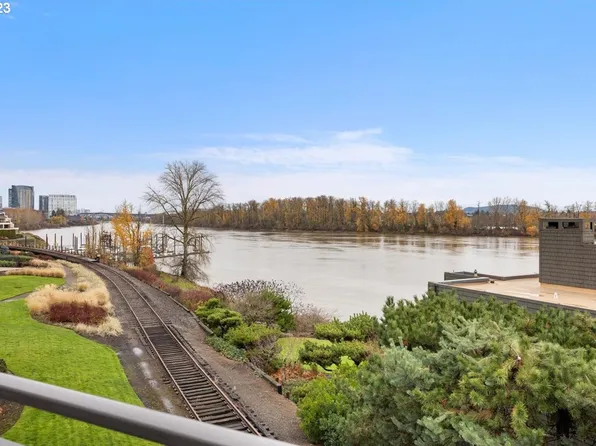 5630 S Riverside Ln APT 24, Portland, OR 97239