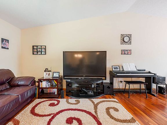 3rd image of 1487 W Woodhill Dr