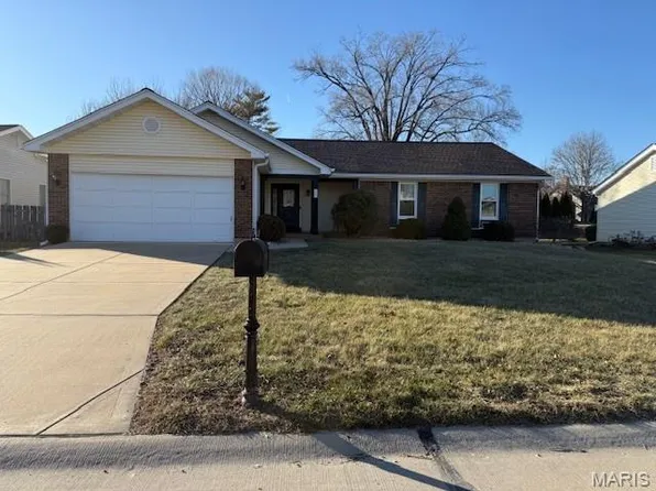 515 Fox Pointe Dr, Saint Charles, MO 63304