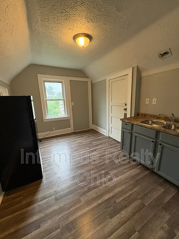 2 bed, 1.0 bath, $697 — Photo 2