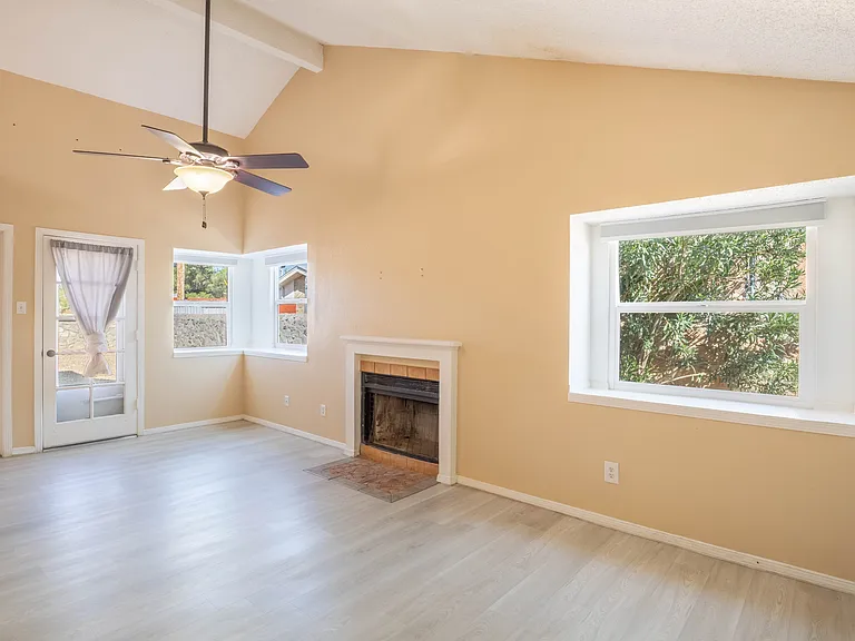 623 Paula Pl — Photo 2