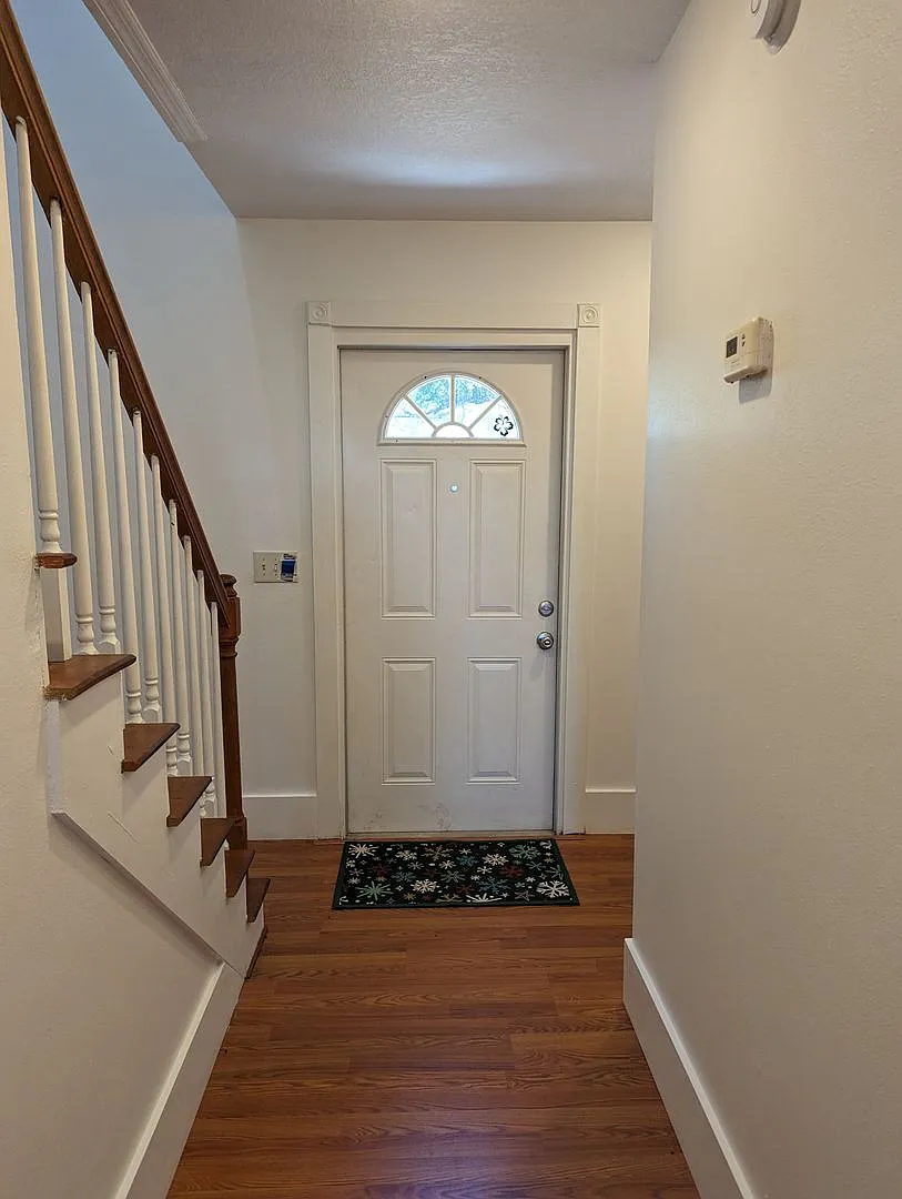 Farm House on Acreage for Rent — Photo 3
