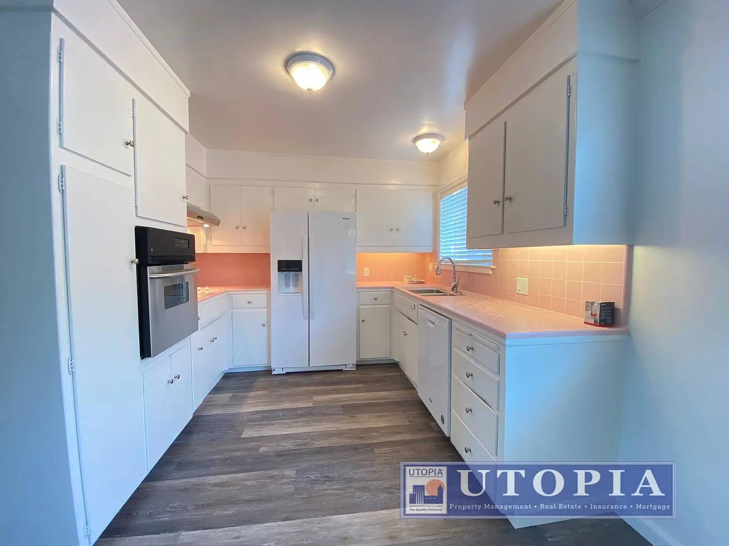 Charming Top floor, 2 bedroom 1-bathroom apartment located on East Cliff Drive — Photo 1