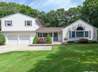 5 Sedgemere Rd, Center Moriches, NY 11934