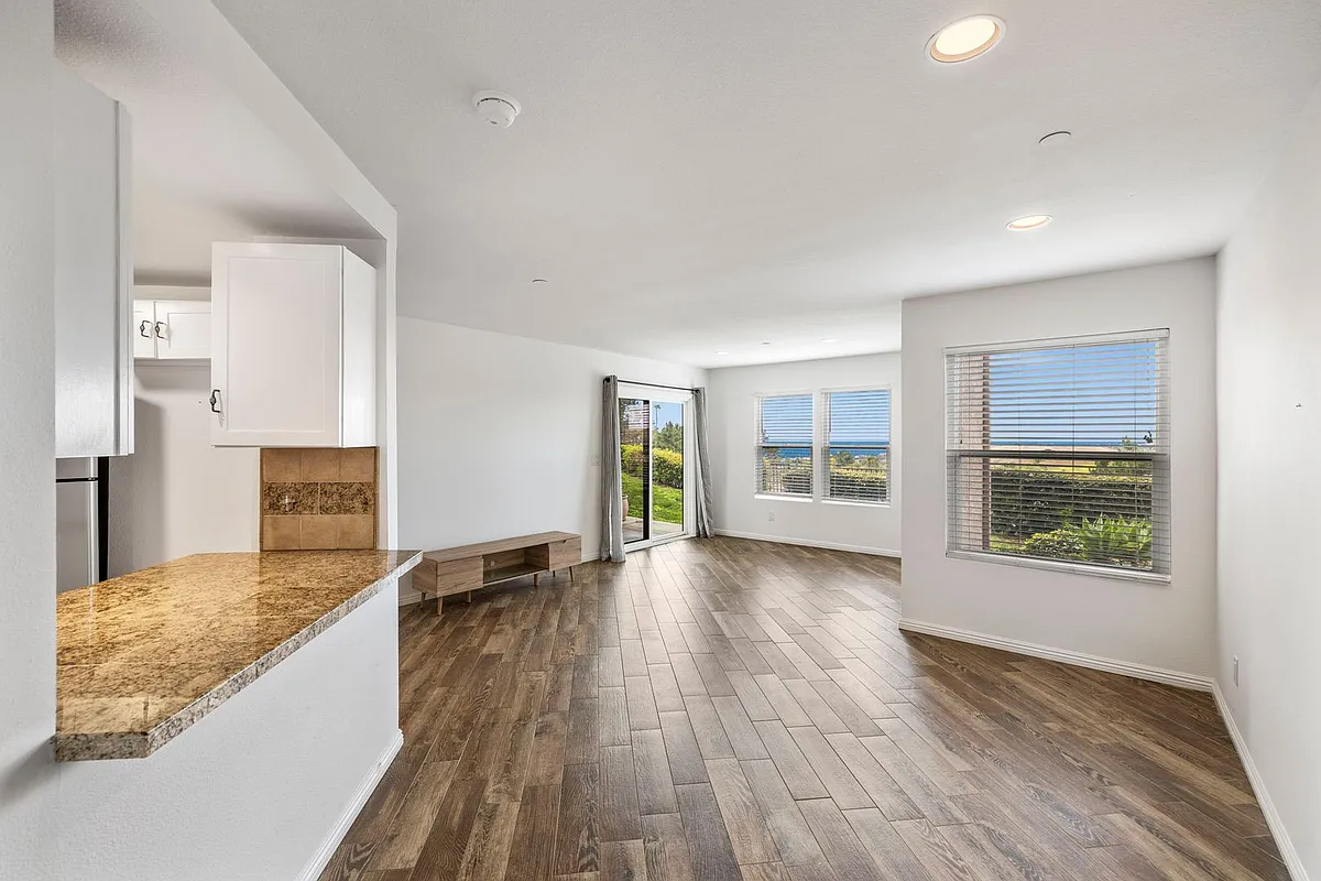 Building Photo - 1056 Calle Del Cerro #901