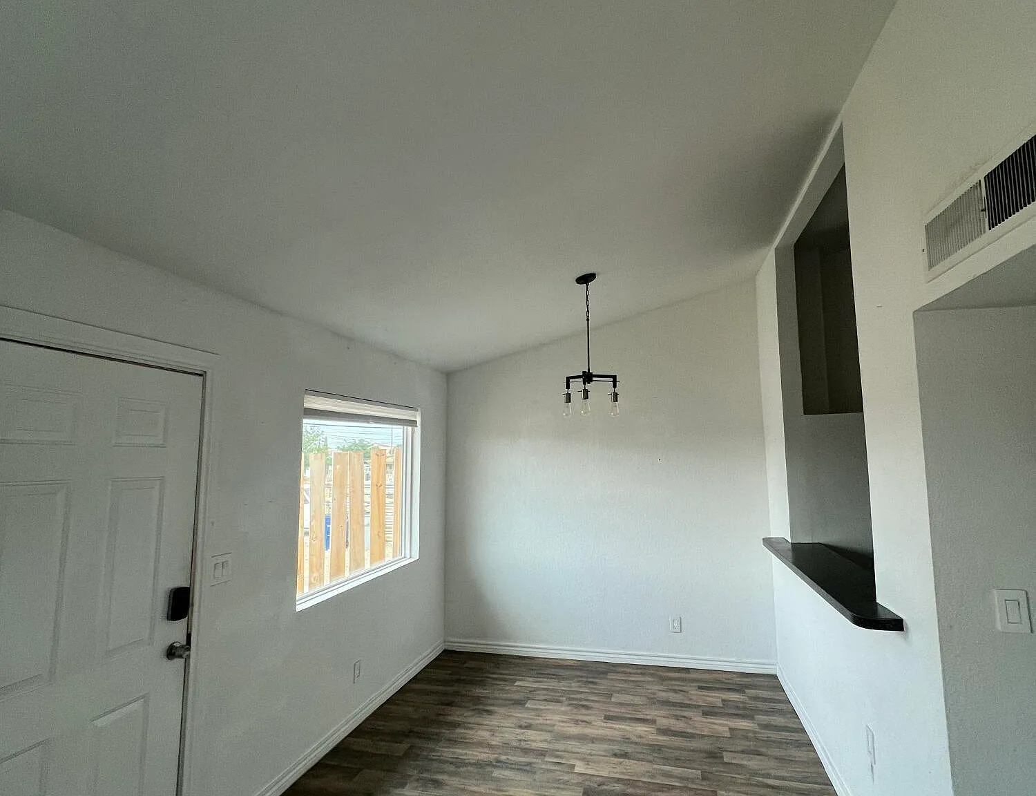 3 bed, 1.0 bath, 814 sqft, $1,300 — Photo 2