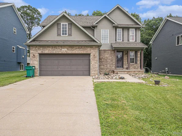 2112 Rolling Hills Dr, Holly, MI 48442