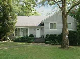 253 Stratton Rd, New Rochelle, NY 10804