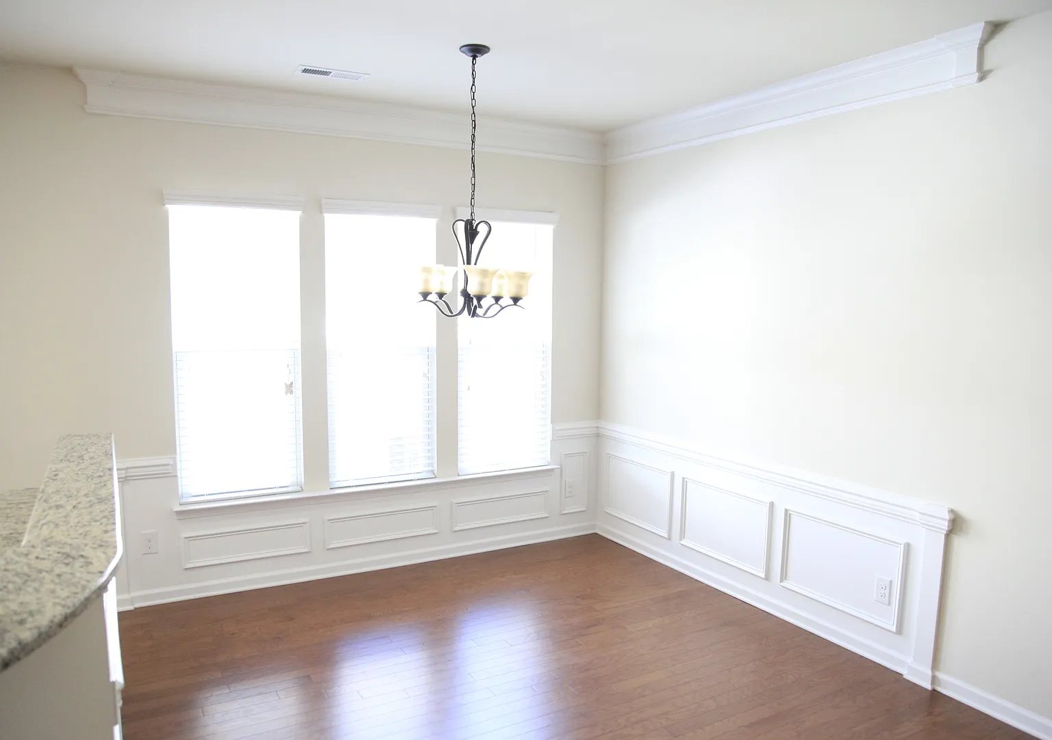 3bd/2.5bth town-home minutes from uptown! — Photo 4