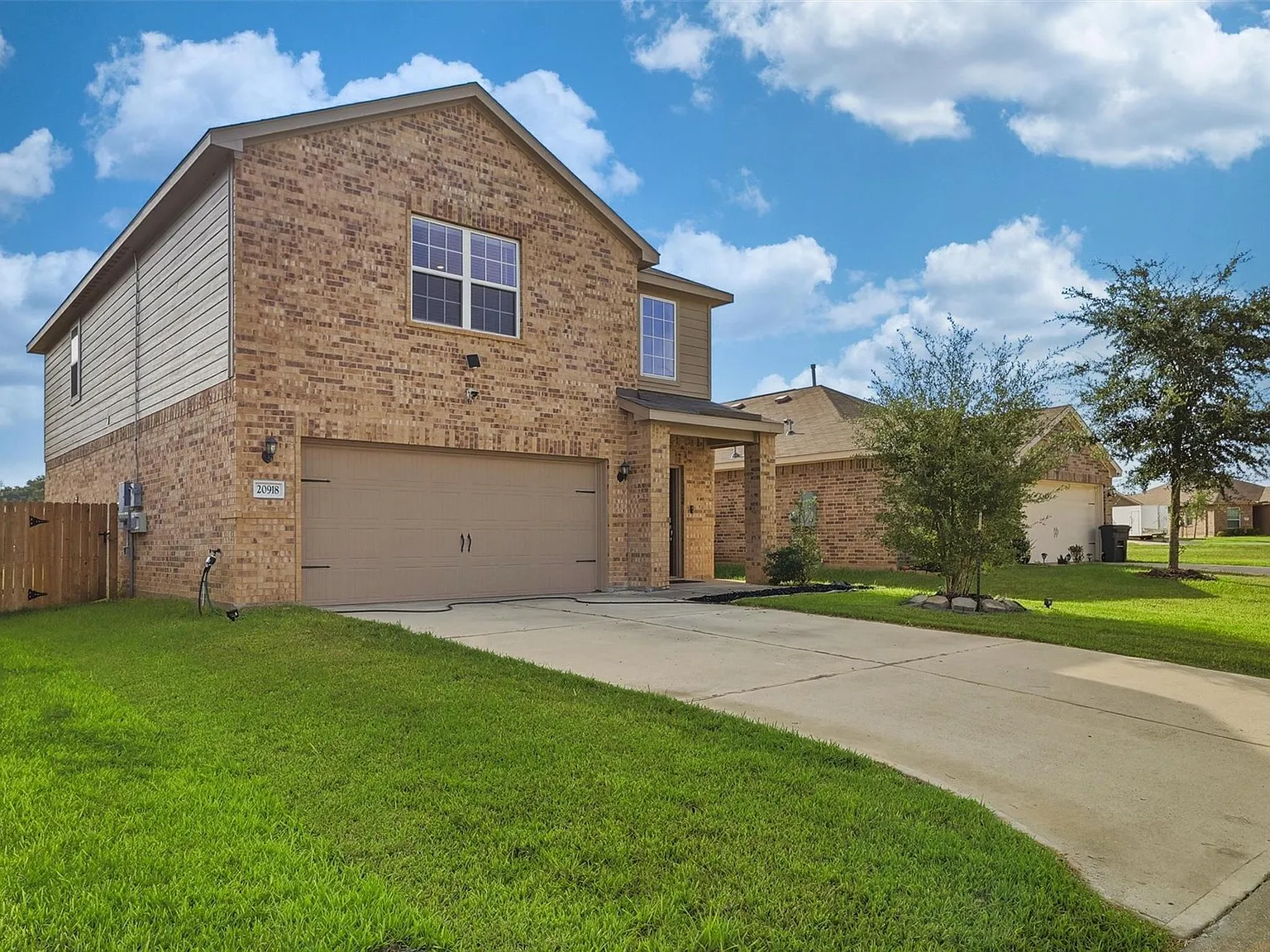 4 bed, 2.5 bath, 2322 sqft, $2,500 — Photo 2