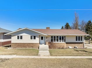 16 4th Ave NE, Rolla, ND 58367