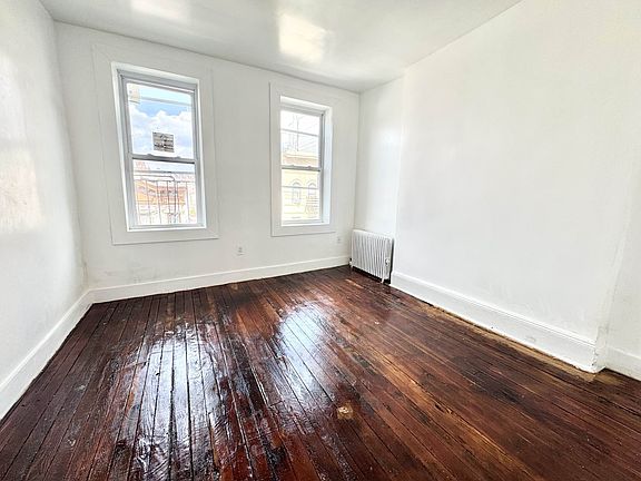 4th image of 326 E 109th St APT 11