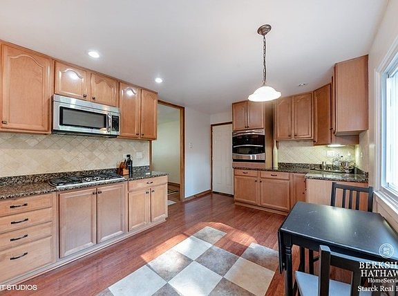 4th image of 301 Greenbrier Ln