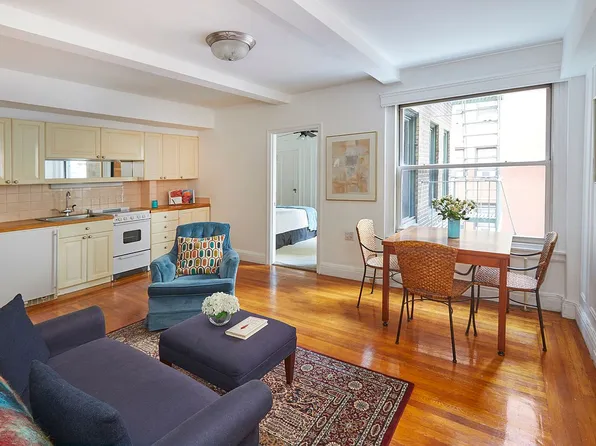 325 W 45th St APT 610, New York, NY 10036