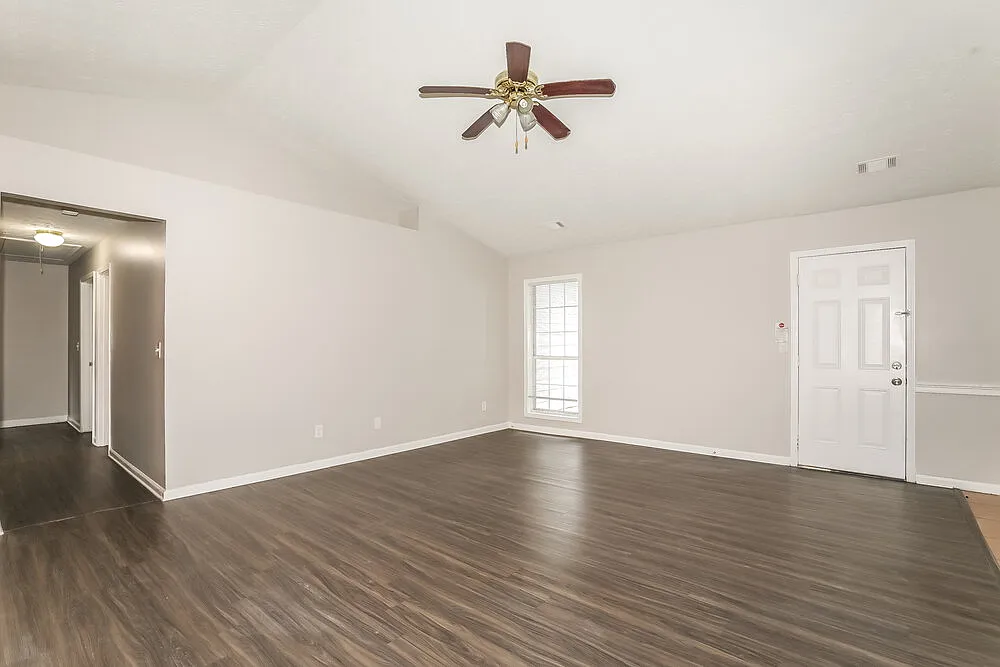 3 bed, 2.0 bath, 1582 sqft, $1,820 — Photo 3