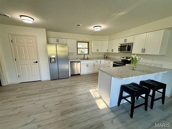 3rd image of 20 Edith Dr