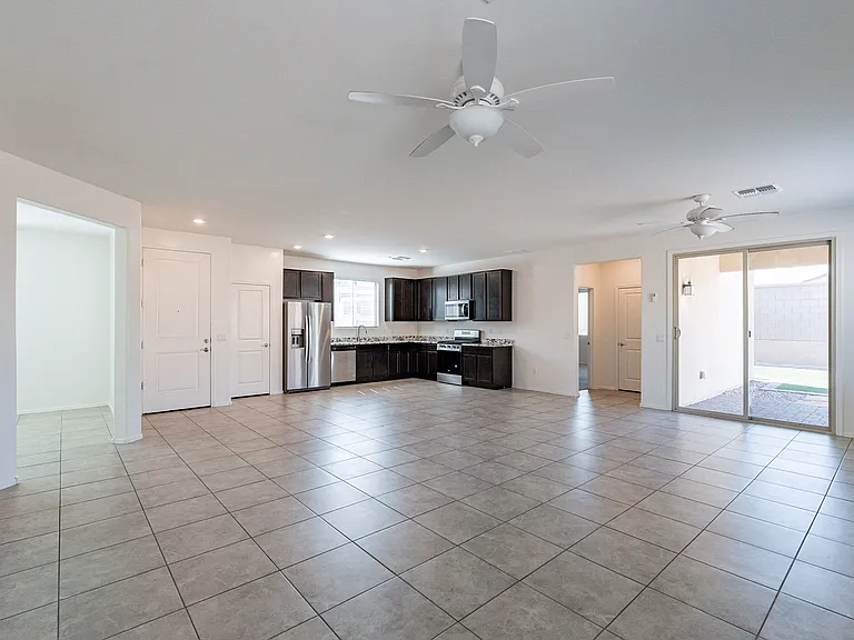 908 W Calle Sucre — Photo 4
