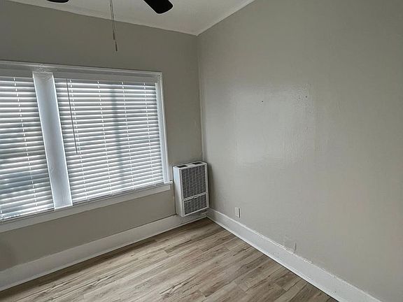 4th image of 527 W 46th St #208