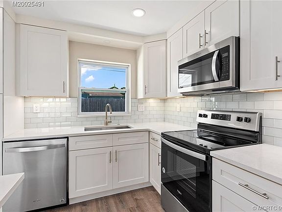 4th image of 1395 NE Silver Maple Way