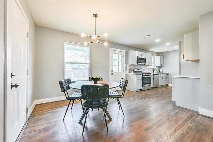 2729 Lockhart Ave — Photo 4