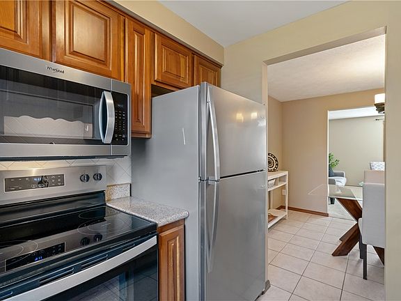4th image of 225 E Commons Dr
