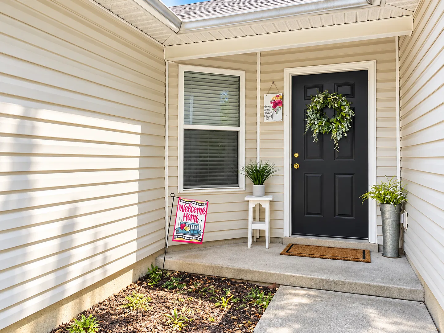 4 Bedroom / 2 Bathroom Home with Attached Garage — Photo 4