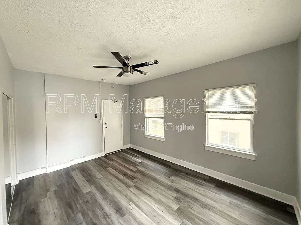 Building Photo - 849 S Kenmore Ave #28