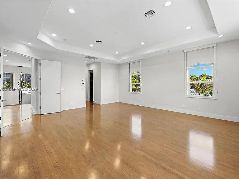 552 Palm Dr — Photo 32