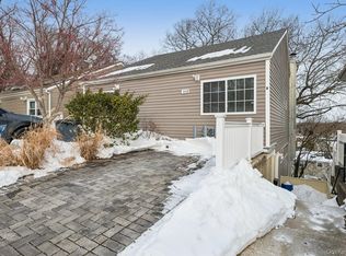 60 Marwood Rd N #B, Pt Washington, NY 11050