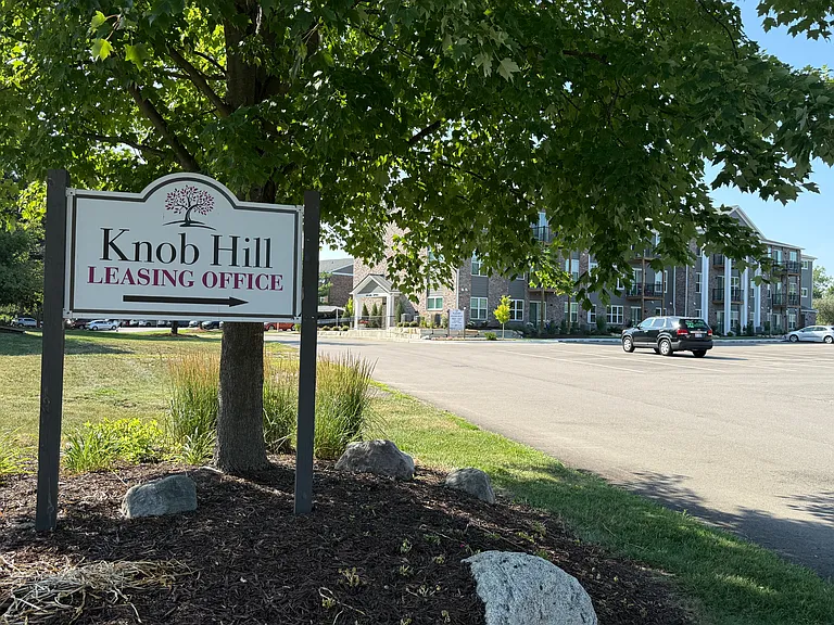 Knob Hill Apartments — Photo 17