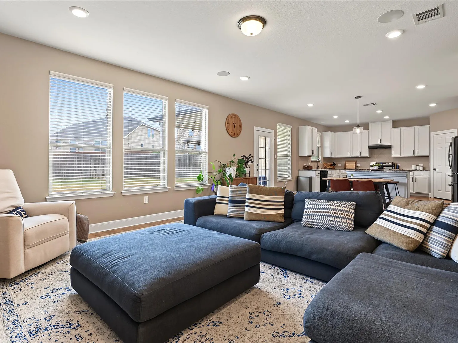 3 bed, 2.0 bath, 1983 sqft, $2,900 — Photo 4
