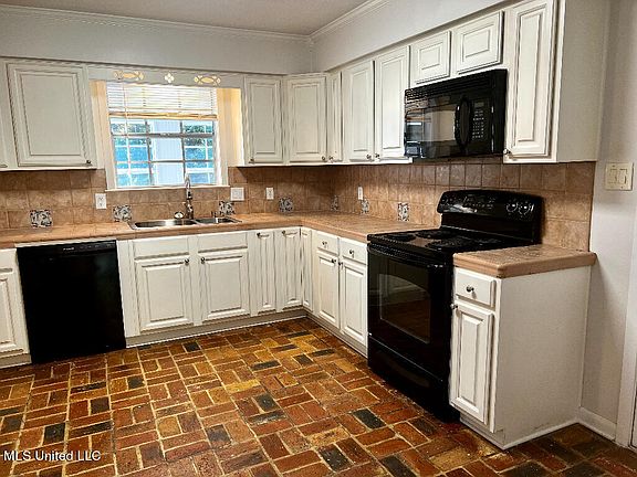 2nd image of 2207 Sandalwood Pl