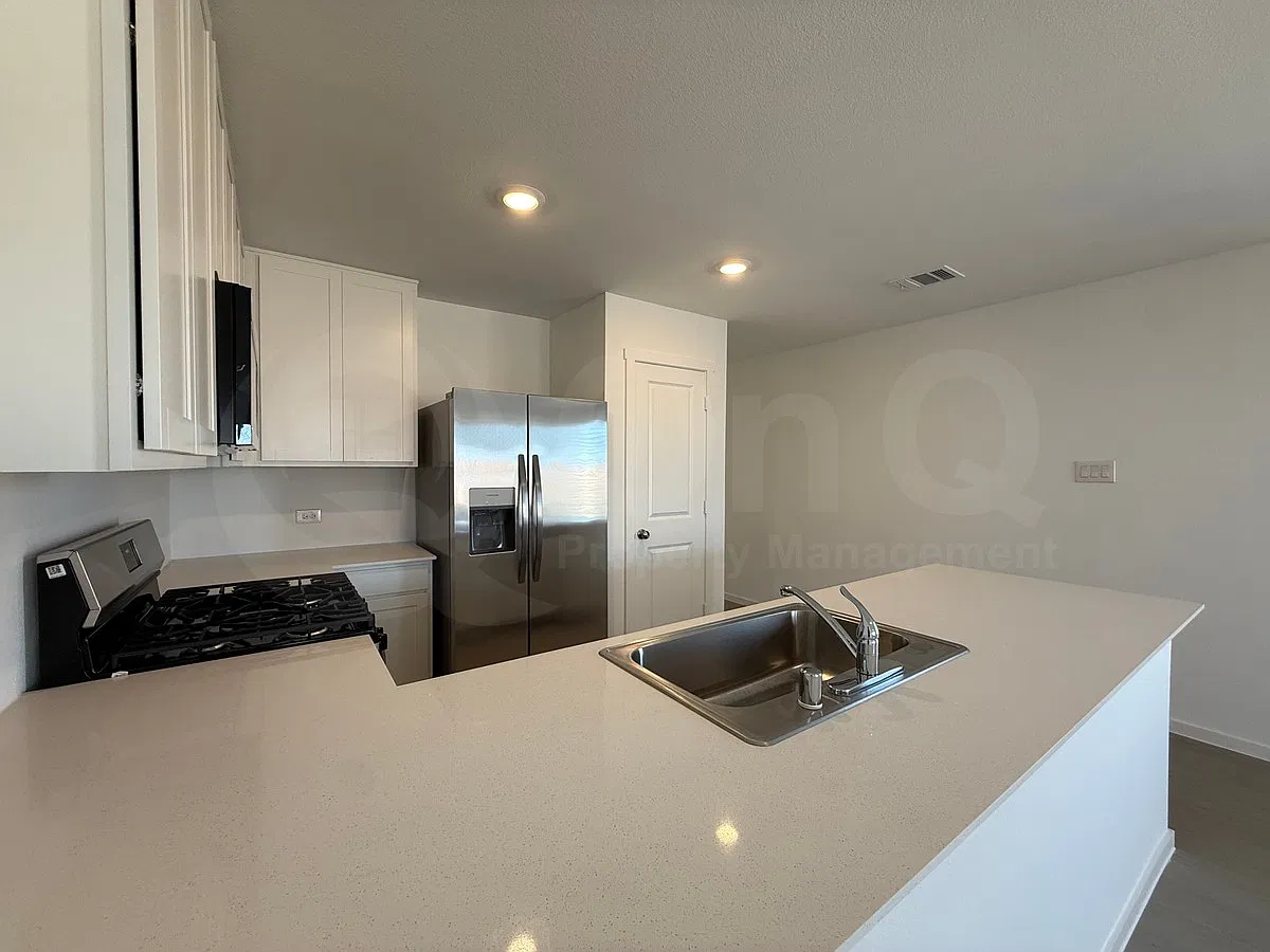3 bed, 2.0 bath, 1451 sqft, $1,895 — Photo 3