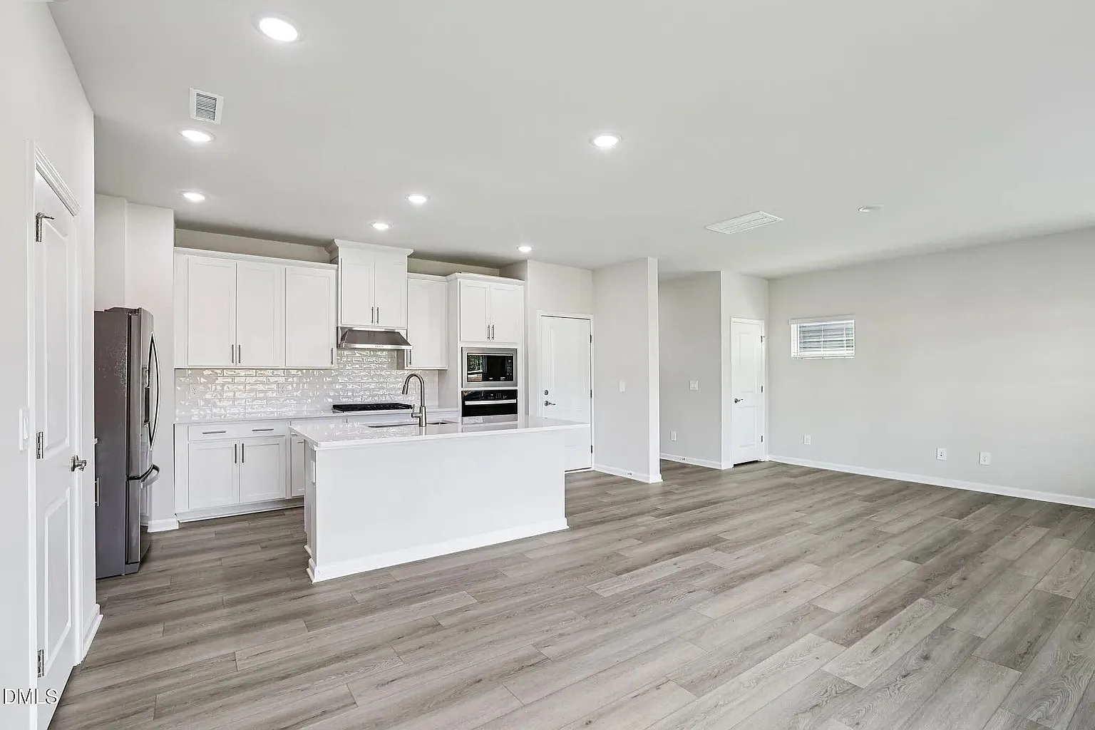 4 bed, 2.5 bath, 1934 sqft, $2,100 — Photo 2