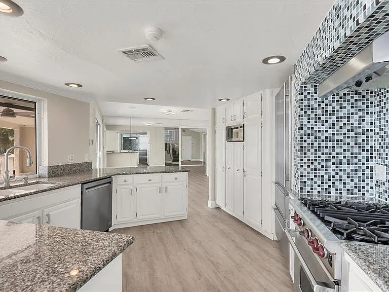 120 Sands Point Dr — Photo 10