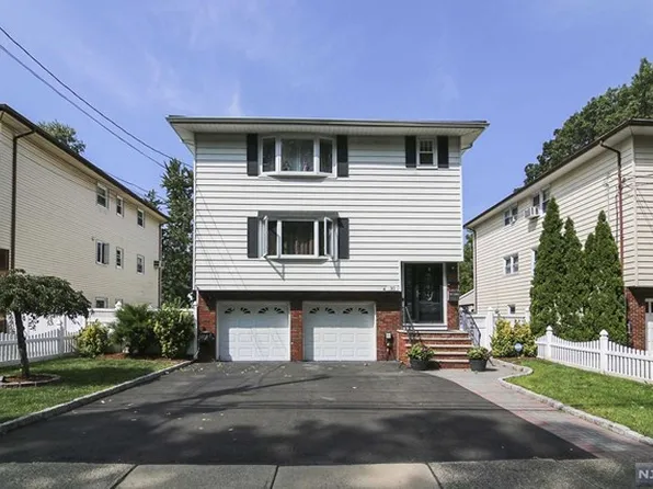 29 Leliarts Ln, Elmwood Park, NJ 07407