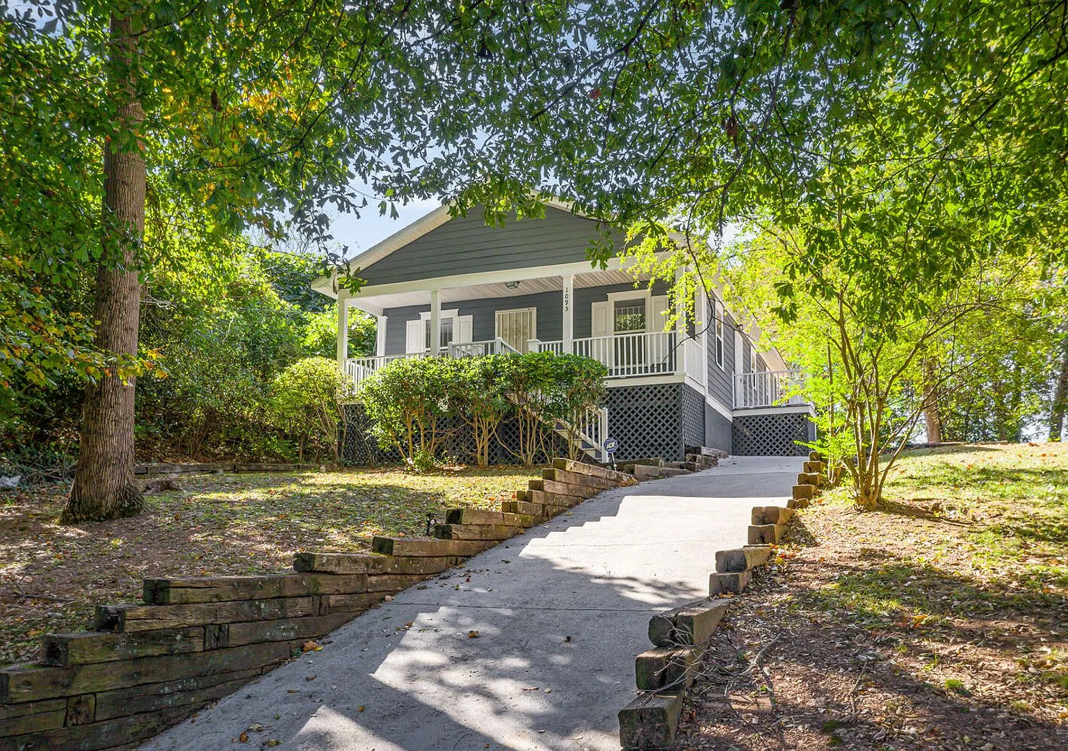 Beautifully Updated 3/1 w/ Large Backyard in Grant Park! — Photo 2