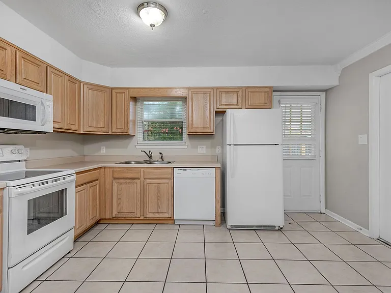 823 Meadow Ln — Photo 9