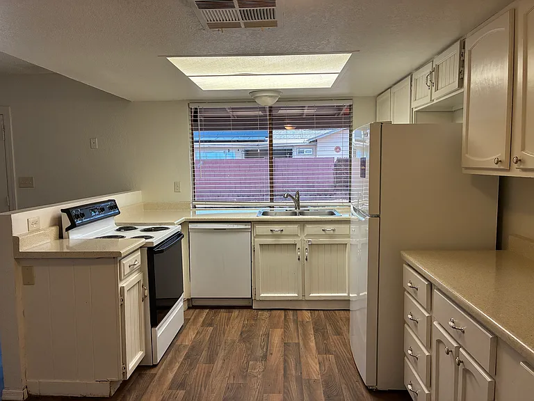 602 W Wickieup Ln — Photo 10