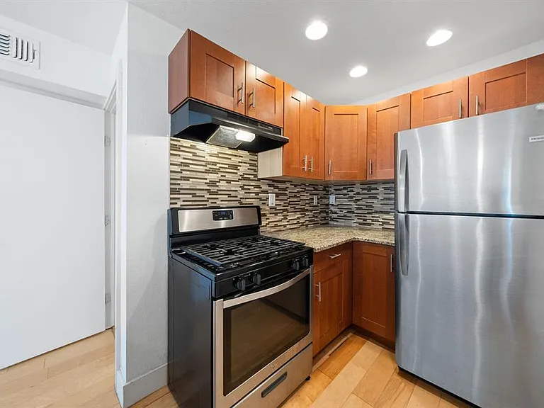 1313 E 52nd St #105 — Photo 6