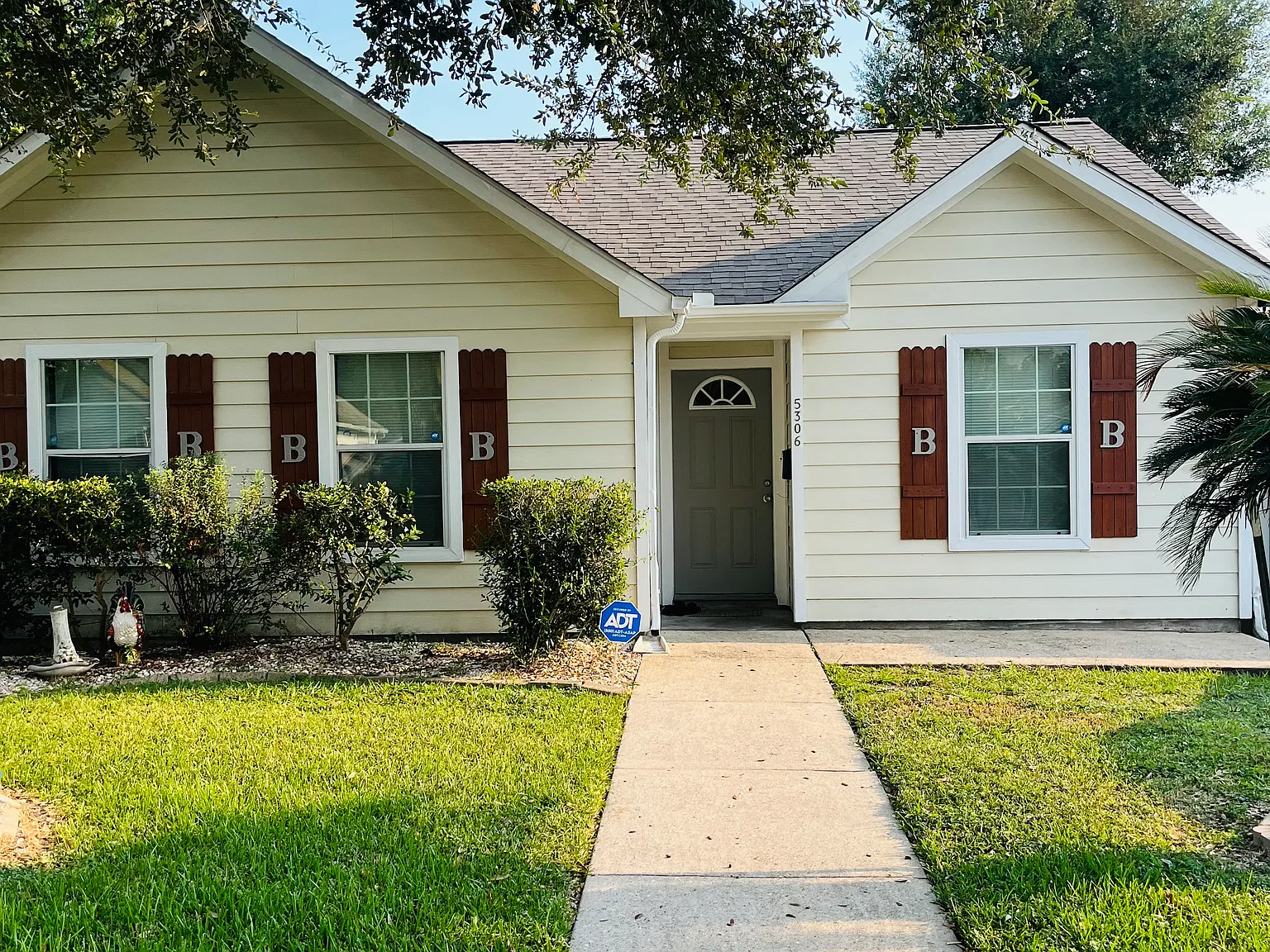 3 bed, $2,000 — Photo 1