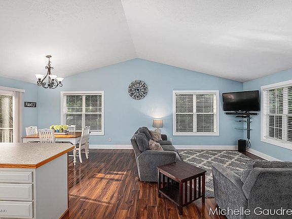 5th image of 4632 Red Bud Ct N